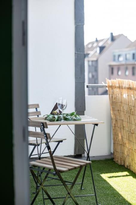 Nature Inspiration Apartment With Balcony & Grill Bbq In Duisburg Mitte Central Station 10 Mins & Big Tv With Photo Lights Exteriör bild